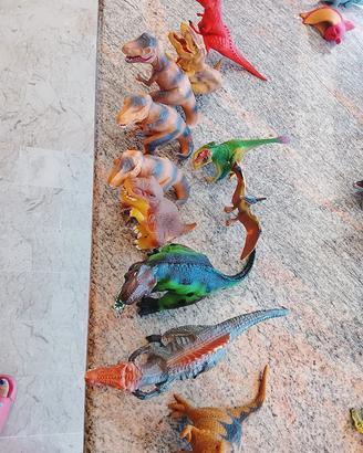 10 dinosauri giocattolo