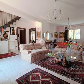 4 LOCALI A GRAVINA DI CATANIA