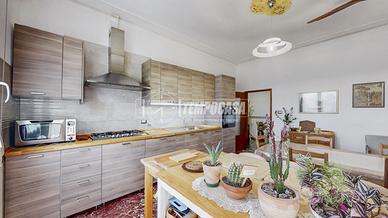 Ampio quadrilocale con giardino di proprietà e due
