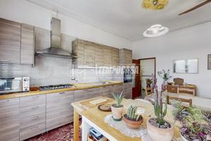 Ampio quadrilocale con giardino di proprietà e due