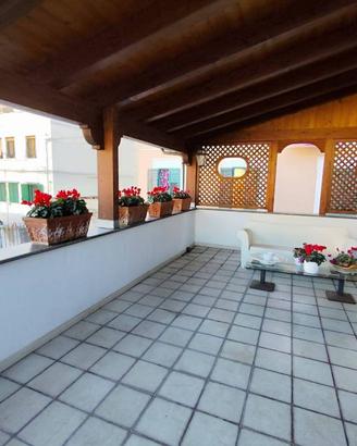 Palazzo / Stabile di 362 m² con più di 5 locali a 