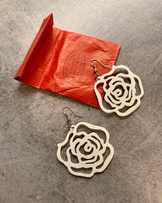 Orecchini in legno a forma di rosa