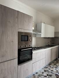 Cucina completa con elettrodomestici