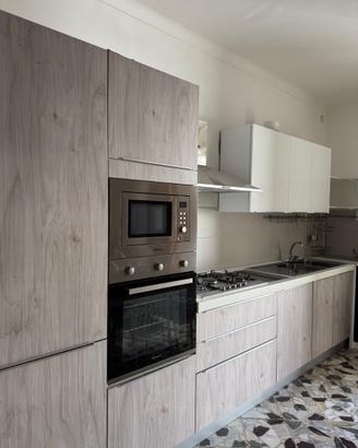 Cucina completa con elettrodomestici