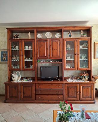 Soggiorno con porta TV in Stile Classico Liberty