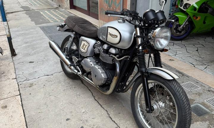 Triumph thruxton 900