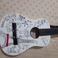 Chitarra Bontempi in legno con disegno