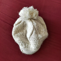 Cappello in lana con pompon, perfetto per completa