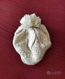 Cappello in lana con pompon, perfetto per completa