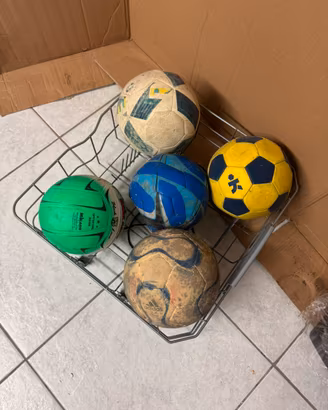 4 palloni da calcio in cuoio piu 1 in plastica