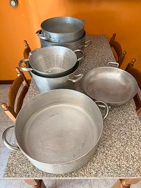 Set Pentole in Alluminio e vassoio gigante inox