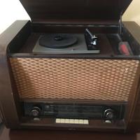 Antiquariato: 3 Sedie + 1 Radio Giradischi