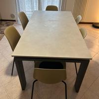 Tavolo e sedie soggiorno