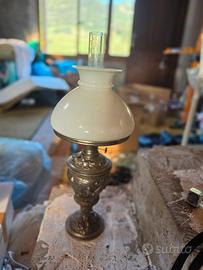 Lampada a petrolio antica