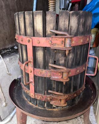 Attrezzatura per vino: torchio, pigiatrice e altro