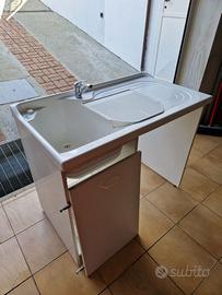 Mobile coprilavatrice con lavatoio e rubinetto