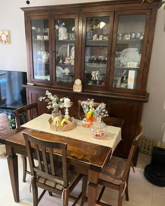 Credenza cristalliera con tavolo e sedie cordinate