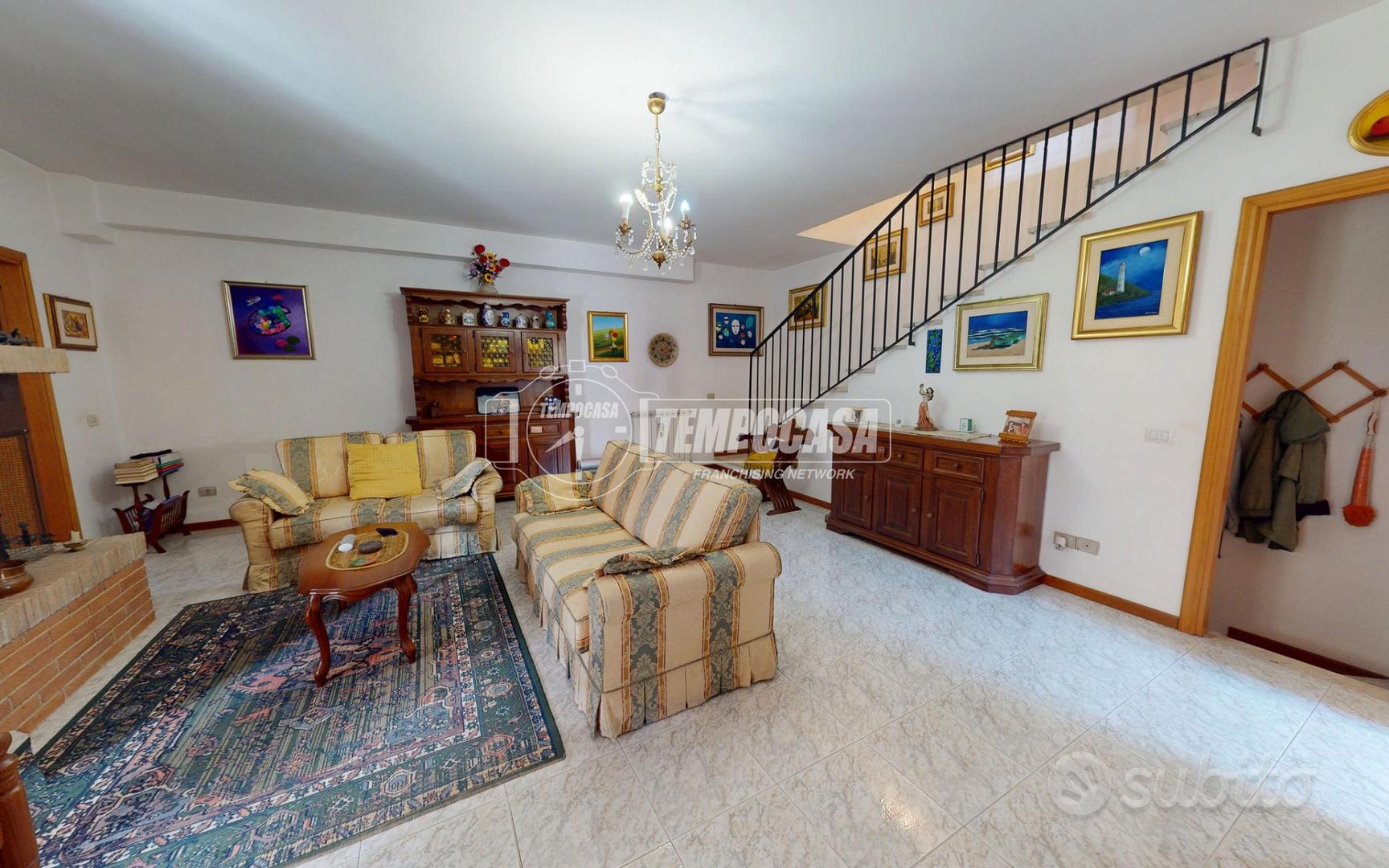 VILLA QUADRIFAMILIARE SU TRE LIVELLI CON BOX AUTO - Vista 5