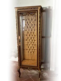 Vetrina stile barocco dorata con interno capitonné