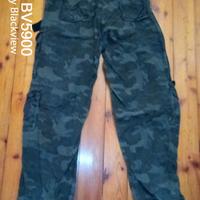 Pantaloni colore night camo.
