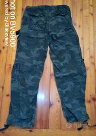 Pantaloni colore night camo.