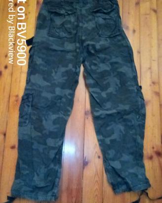 Pantaloni colore night camo.