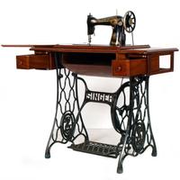 Macchina da cucire antica. Marca Singer.