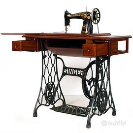 Macchina da cucire antica. Marca Singer.