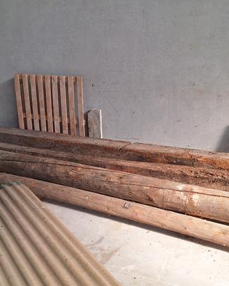 Travi antiche ed assi di legno