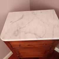 comodino alto in legno 