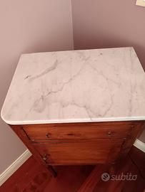 comodino alto in legno 