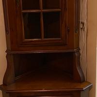 Mobile ad angolo in legno massello con vetrina