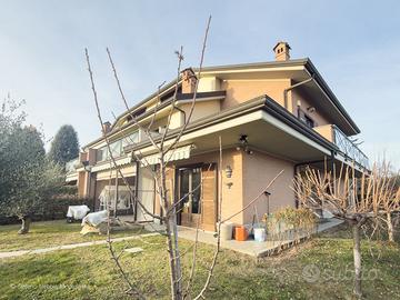 Appartamento con giardino su tre lati