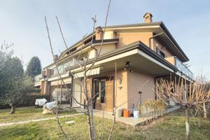 Appartamento con giardino su tre lati