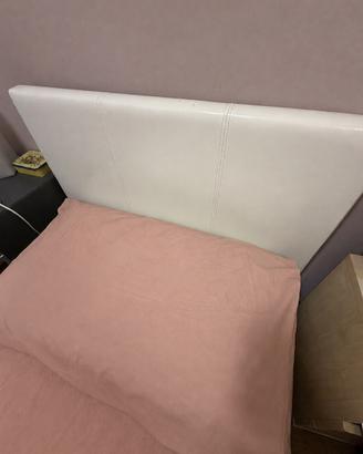 Letto singolo bianco con contenitore