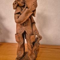 statua uomo con valigia 