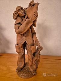 statua uomo con valigia 