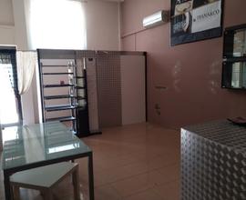 Locale commerciale con terrazzo