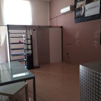 Locale commerciale con terrazzo