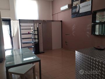 Locale commerciale con terrazzo