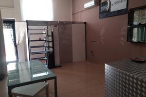 Locale commerciale con terrazzo