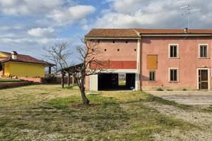 Rustico / Casale di 400 m² con più di 5 locali e b