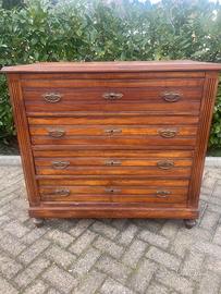 Cassettiera in legno como’ camera da letto