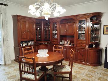 Salotto con angolo bar tavolo e  sedie