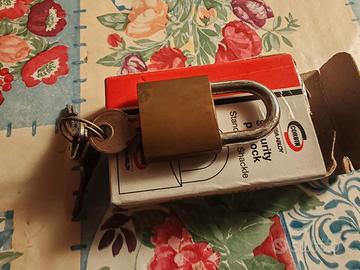 Lucchetto Con Chiavi