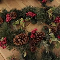 Addobbi natalizi ghirlande con pigne e bacche