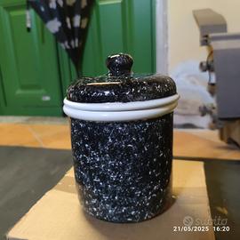 contenitore nero maculato 