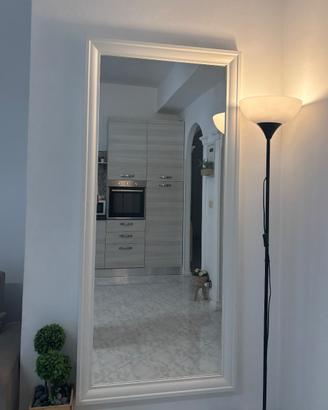 Specchio con cornice bianca