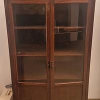 Antica credenza vetrina con ripiani in legno