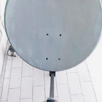 parabola satellitare con staffa e LNB con 2 uscite